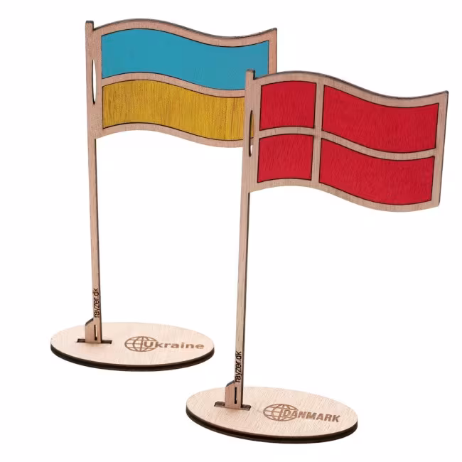 Danmarks flag lavet af træ RZ-338